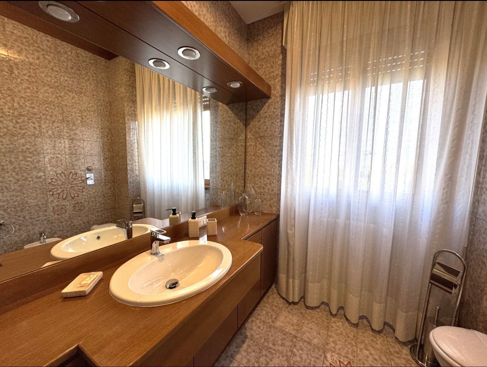 Bagno con ampia doccia