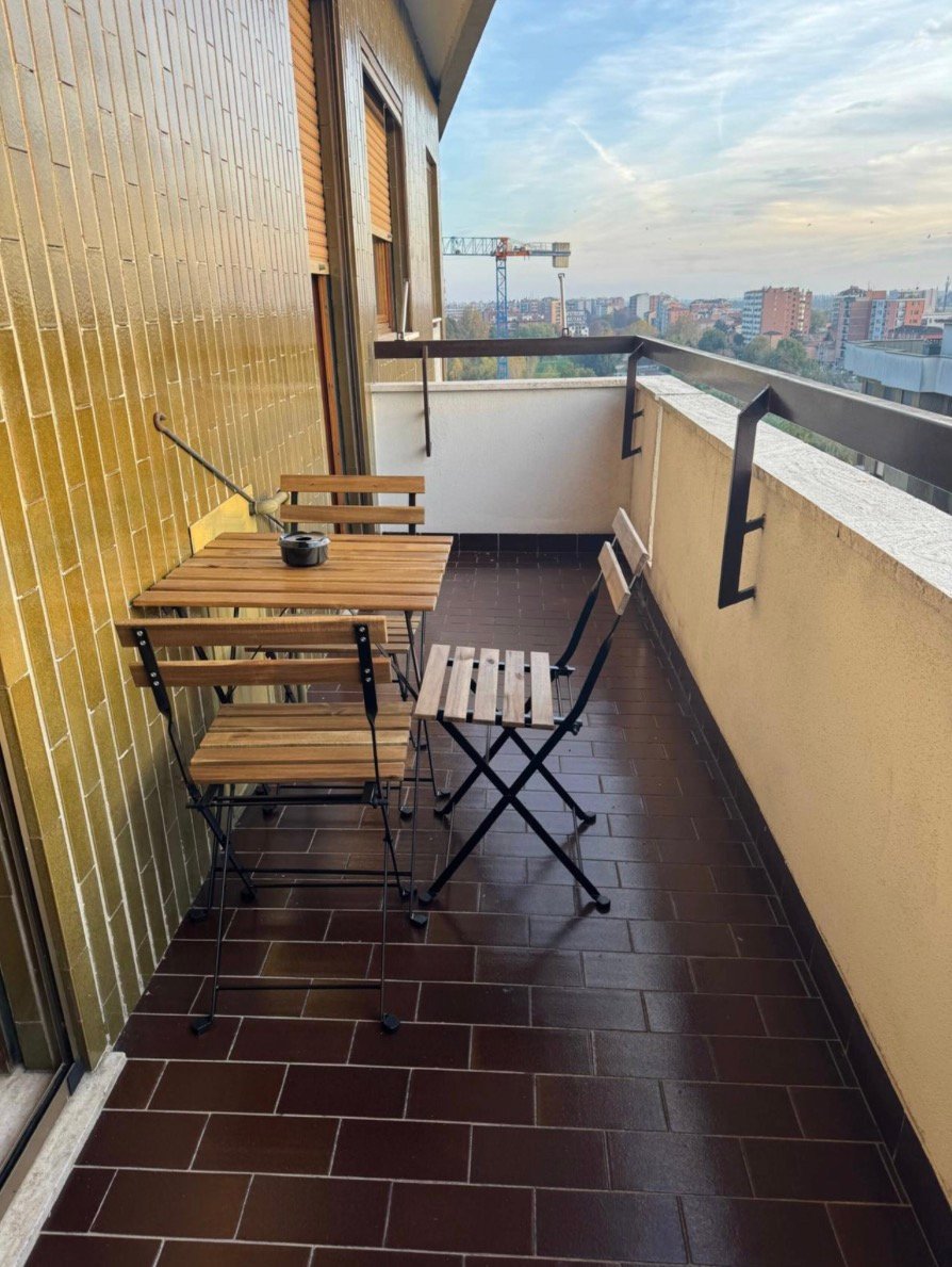 Terrazzo arredato sul verde